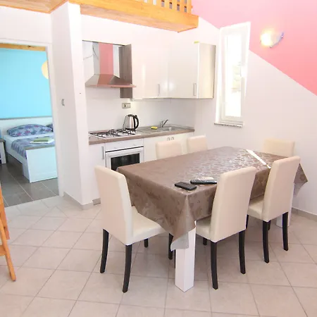 Ljubic Apartman Pag Town