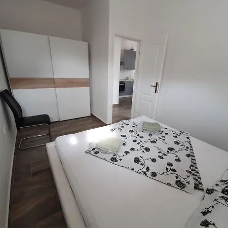 Ljubic Apartman Pag Town
