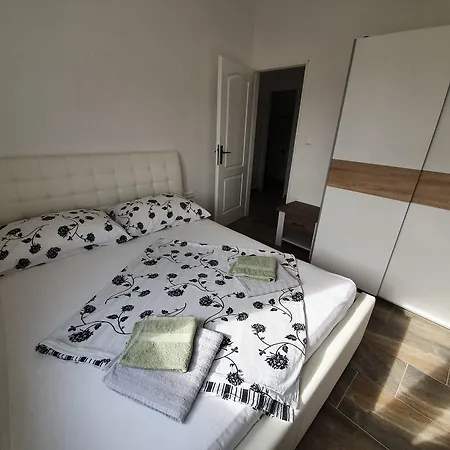 Ljubic Apartman Pag Town